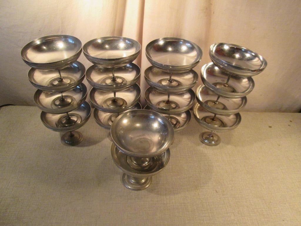 18 coupes solaires rétro en métal sur pieds, Maison & Meubles, Cuisine | Vaisselle, Enlèvement ou Envoi, Utilisé, Autres matériaux