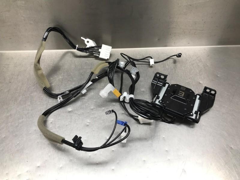 ANTENNE GPS Toyota Yaris IV (P21 / PA1 / PH1) (01-2020/-), Dhr. M. Roggen, Toyota, Stadsweg 37 37
9917 PV  WIRDUM GR., NL, Utilisé