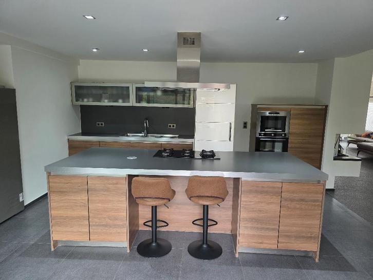 Volledige keuken incl. toestellen en kookeiland, Huis en Inrichting, Keuken | Complete keukens, Gebruikt, Overige typen, Bruin