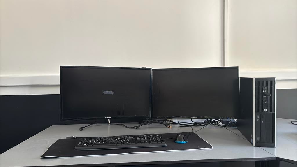 2x schermen met beugel+pc hp +toetsenbord en muis, Computers en Software, Desktop Pc's, Ophalen, Gebruikt, Onbekend