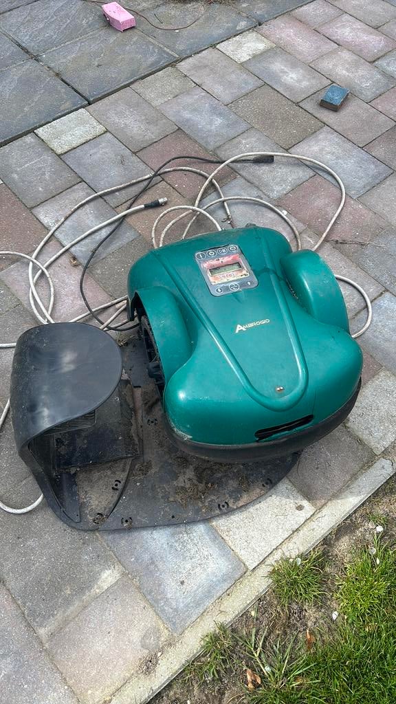 Twee defecte robotmaaiers merk ambrogio, Ophalen, Gebruikt, Meer dan 25 cm, Met regensensor