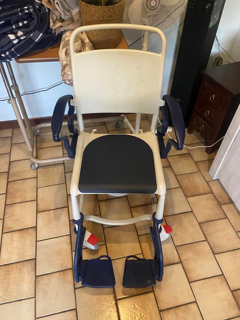 Mobiele douchestoel, Diversen, Verpleegmiddelen, Ophalen, Zo goed als nieuw