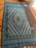 Tapis en laine tunisien bleu, Enlèvement