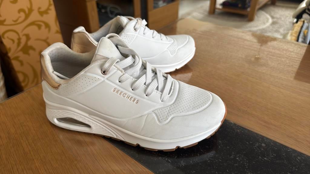 Chaussures Skechers presque neuves - Taille 38, Chaussures de sports, Comme neuf, Enlèvement, Blanc