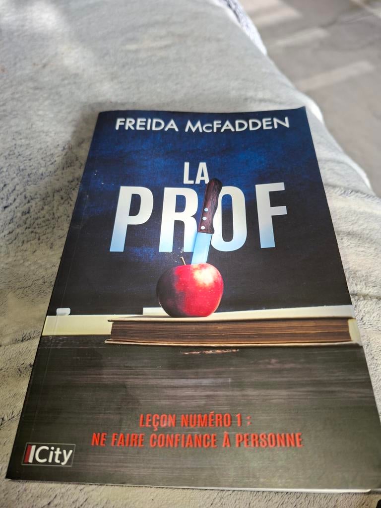 La prof., Livres, Enlèvement