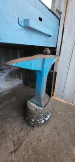 Aambeeld op voet, Enlèvement