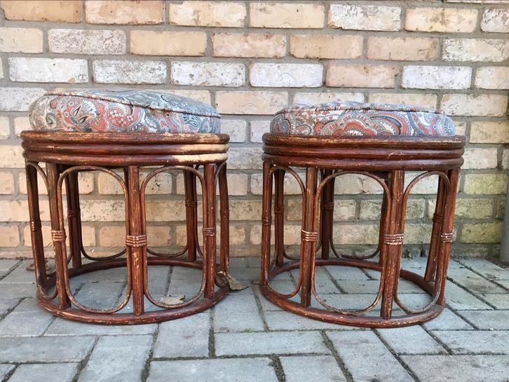 Poufs et porte revues en rotin  Vintage années 70, Antiquités & Art, Antiquités | Meubles | Tables, Enlèvement