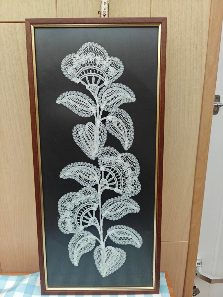 Kanten handwerk ingelijst, Ophalen