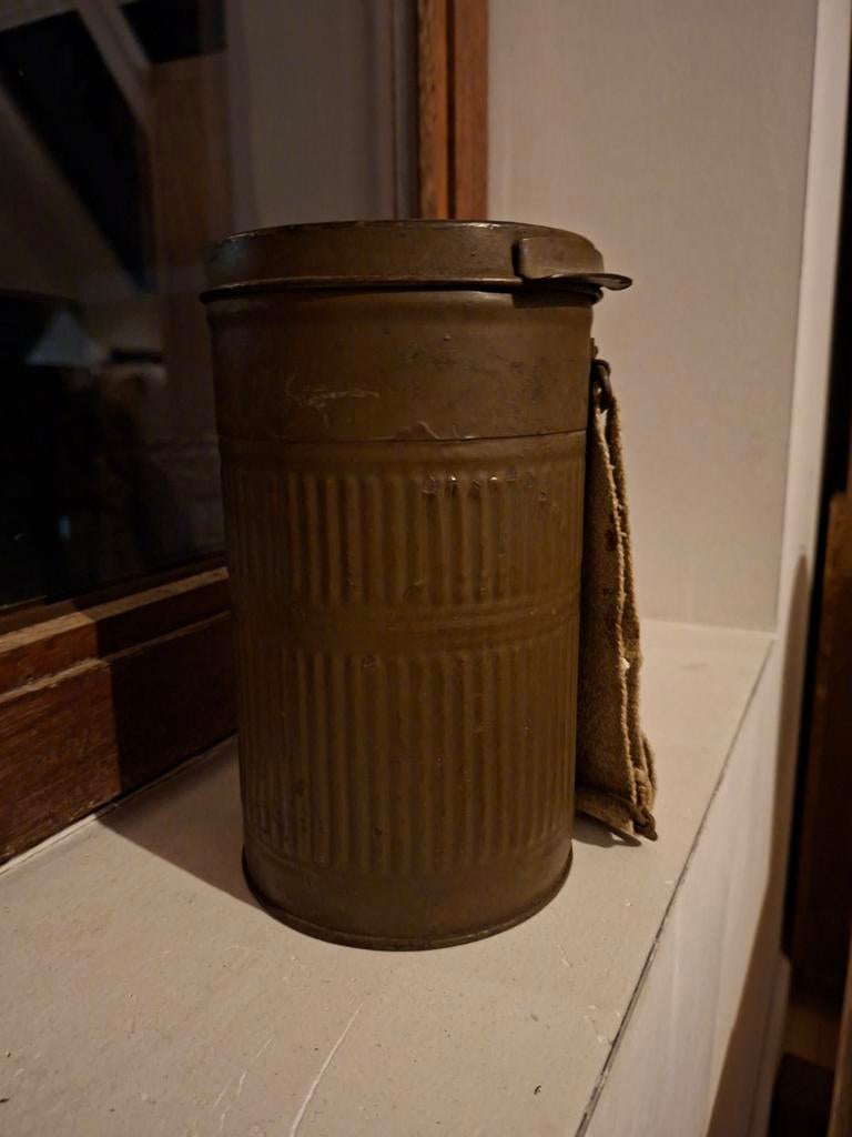 Ww2 Gm30 gasmask container, Collections, Objets militaires | Seconde Guerre mondiale, Enlèvement ou Envoi