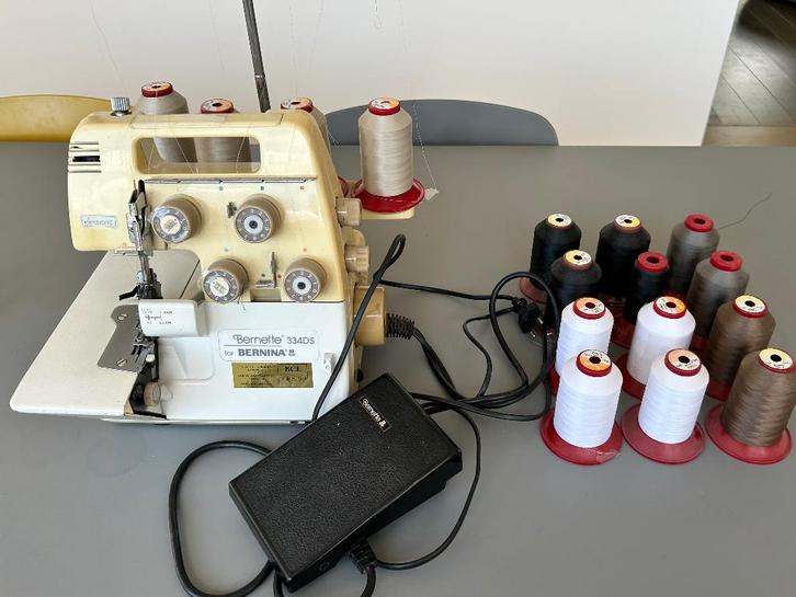 Surjeteuse Bernina Bernette 334DS + Serafil, Hobby & Loisirs créatifs, Machines à coudre & Accessoires, Utilisé, Surjeteuse, Bernina