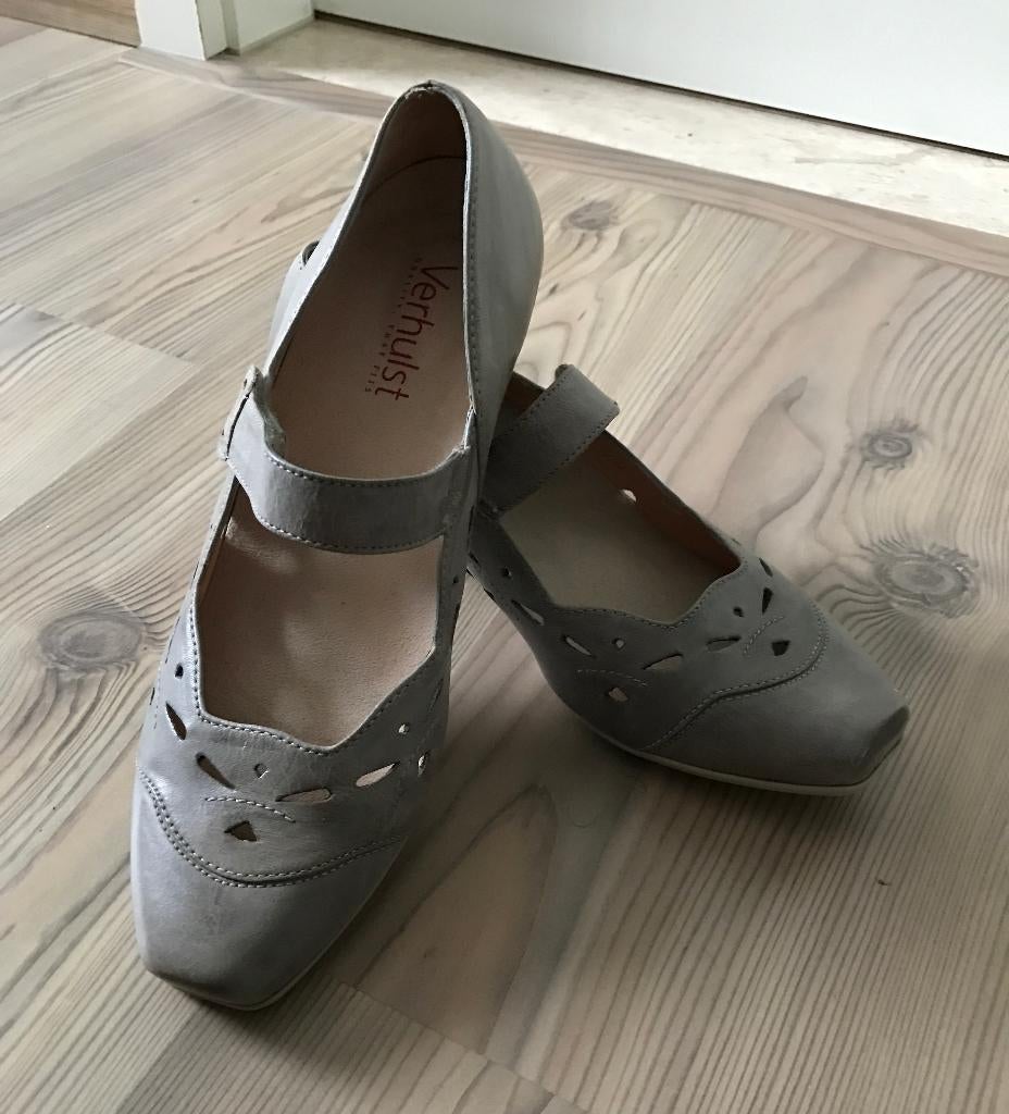 Grijze lederen pumps van VERHULST uitneembare zool (mt 39), Vêtements | Femmes, Chaussures, Gris, Enlèvement ou Envoi, Comme neuf