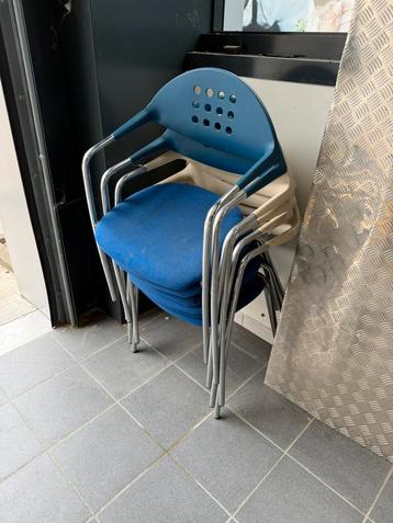 Stoelen beschikbaar voor biedingen