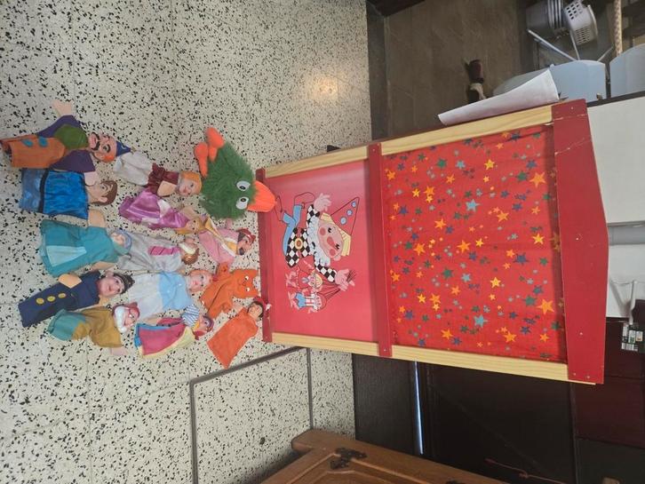 Poppenkast met heel veel poppen – slechts €10, Hobby en Vrije tijd, Feestartikelen, Zo goed als nieuw, Ophalen