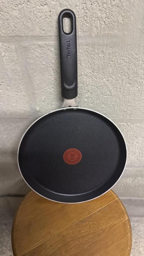 Tefal koekenpan met antiaanbaklaag — zo goed als nieuw, Huis en Inrichting, Keuken | Potten en Pannen, Nieuw, Koekenpan of Braadpan