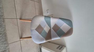 Eetkamerstoelen beschikbaar voor biedingen