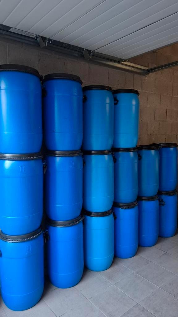 60 liter blauwe tonnetjes in nieuwstaat te koop., Tuin en Terras, Regentonnen, Zo goed als nieuw, Kunststof, Minder dan 75 liter