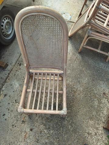 3 oude stoelen beschikbaar voor biedingen