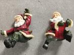 2 kerstmannen met rode kleding om rond stok te hangen, Ophalen of Verzenden, Zo goed als nieuw