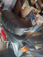 oldtimer zadel voor bromfiets honda dax, Fietsen en Brommers, Brommeronderdelen | Oldtimers, Ophalen of Verzenden, Zadel