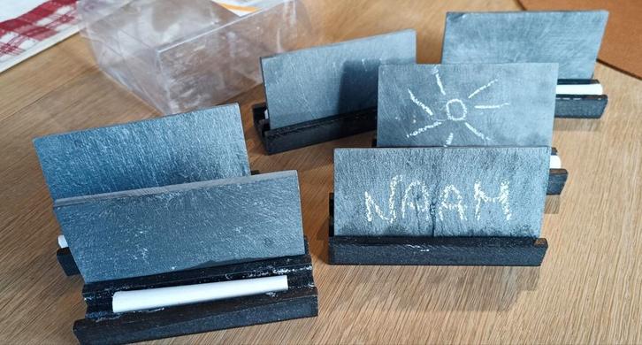 6 leistenen naambordjes in houder met krijtjes, Huis en Inrichting, Keuken | Servies, Zo goed als nieuw, Ophalen of Verzenden
