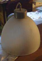 Lustre en verre, Enlèvement, Verre