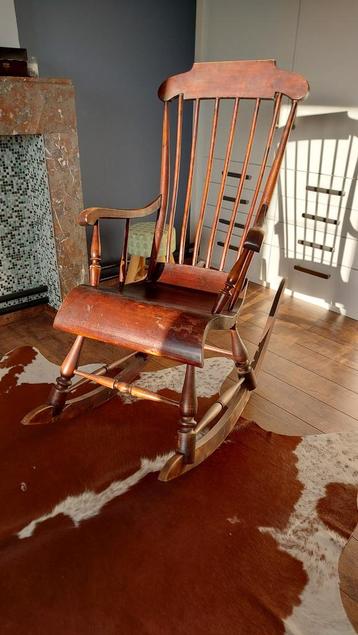 Antieke houten schommelstoel
