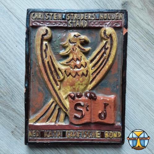 Art deco Gedenk tegel Nederlandse katholieke grafische bond, Antiek en Kunst, Antiek | Religieuze voorwerpen, Ophalen of Verzenden
