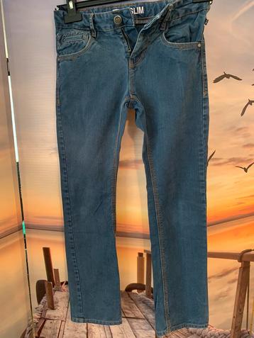 Jeans garcon 10 ans en lot de 6, couleur bleue et bordeaux  beschikbaar voor biedingen
