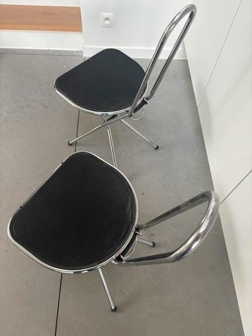 Vintage stoelen beschikbaar voor biedingen