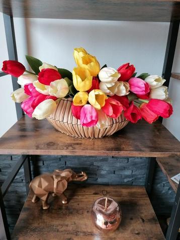 Panier en osier déco avec tulipes