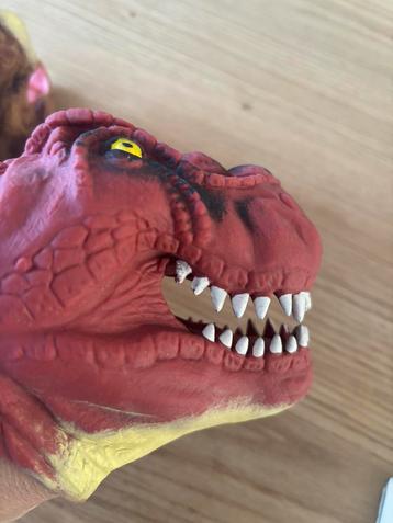 Siliconen handpop van dinosauriërs beschikbaar voor biedingen