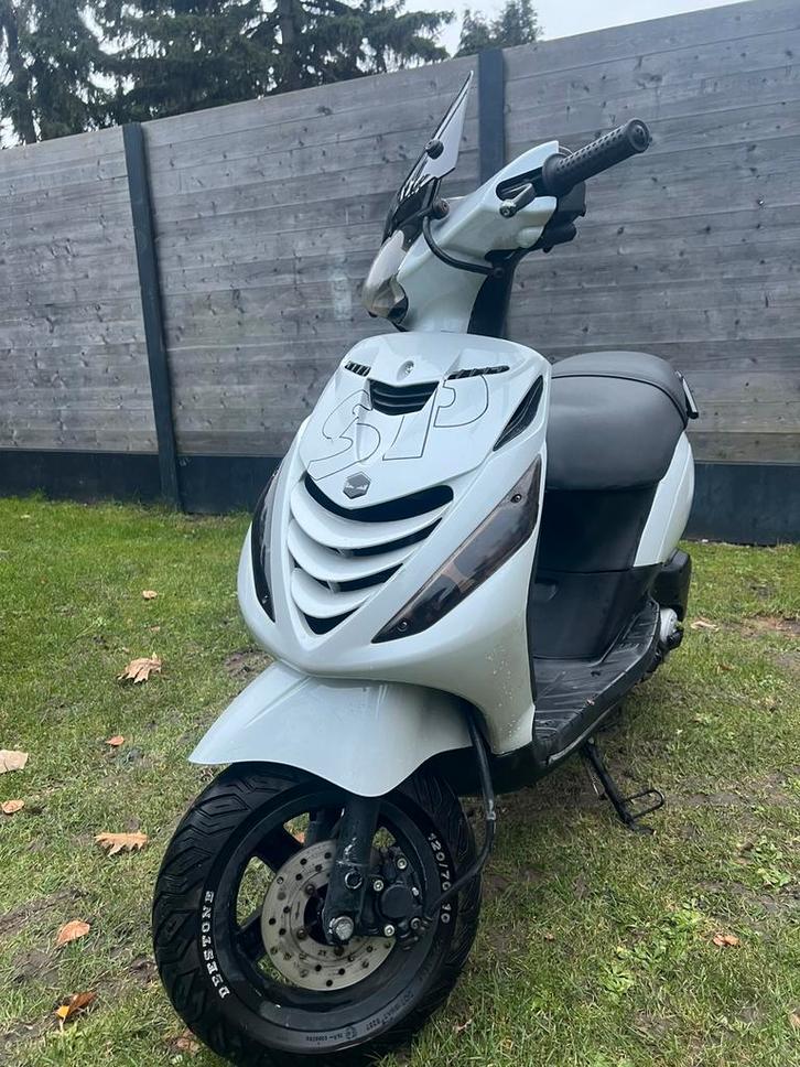 Scooter piaggio zip klasse A, Fietsen en Brommers, Scooters | Piaggio, Zip, Klasse A (25 km/u), Benzine, Ophalen