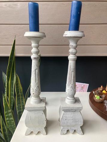 2 hoge beige kandelaars beschikbaar voor biedingen