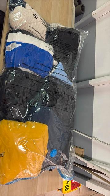Zak vol met kleding, Enlèvement