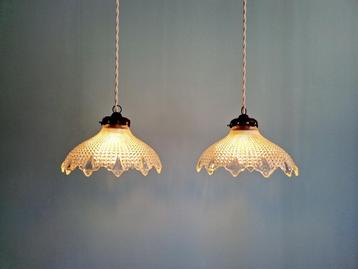 Paar Art Deco-hangers in geschulpt transparant glas beschikbaar voor biedingen