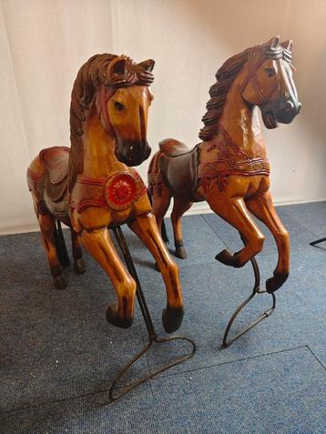 Antieke/Vintage Gecarfde Houten Kermispaarden Set van 2 beschikbaar voor biedingen