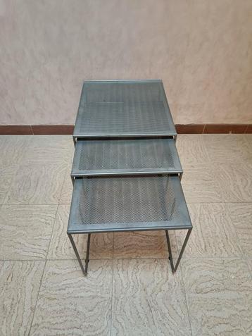 Vintage postmoderne set van 3 bijzettafels beschikbaar voor biedingen