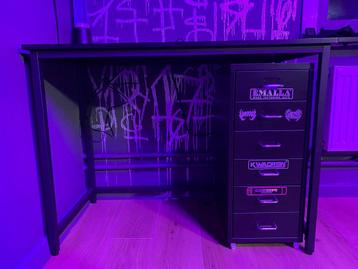 Bureau met rolkastje beschikbaar voor biedingen