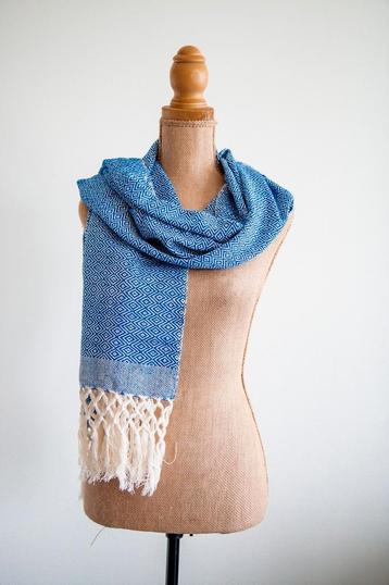 Mooie handgemaakte katoenen sjaal in blauw beschikbaar voor biedingen