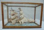 Scheepsmodel in vitrine schip boot maritiem volkskunst, Ophalen of Verzenden