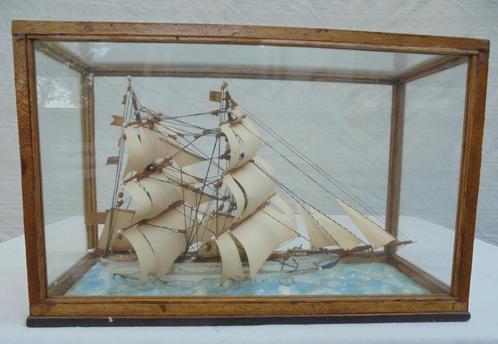 Scheepsmodel in vitrine schip boot maritiem volkskunst, Antiek en Kunst, Antiek | Overige Antiek, Ophalen of Verzenden