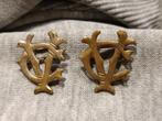 2 insignes met monogram CV of VC, Verzamelen, Ophalen of Verzenden, Overige soorten, Embleem of Badge