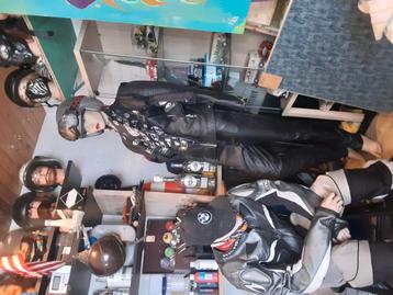 ETALAGEPOP MET MOTO KLEDIJ beschikbaar voor biedingen