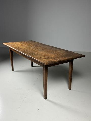 Antieke boeren eettafel landelijk beschikbaar voor biedingen