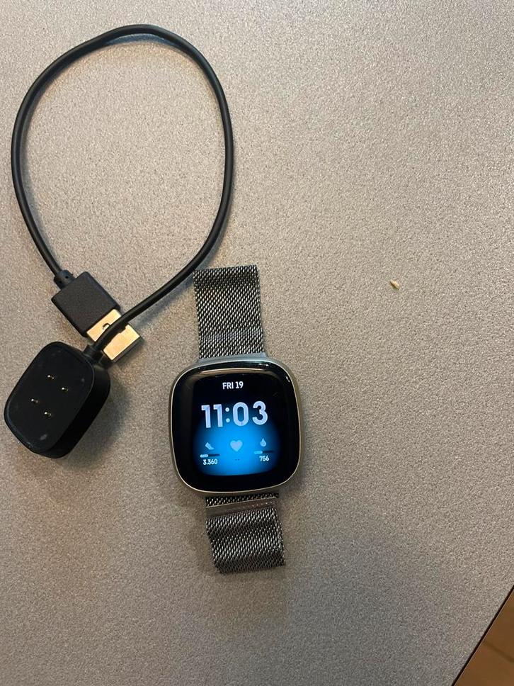 Fitbit Versa 3, Handtassen en Accessoires, Smartwatches, Gebruikt, Zilver, Afstand, Calorieverbanding, GPS, Hartslag, Hoogte, Slaap