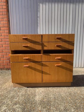 Kastje vintage V-Form beschikbaar voor biedingen