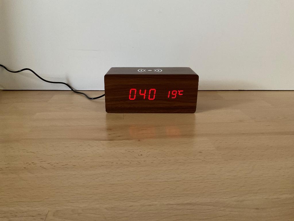 Digitale wekker met draadloze oplader voor gsm, Enlèvement ou Envoi, Neuf, Digital