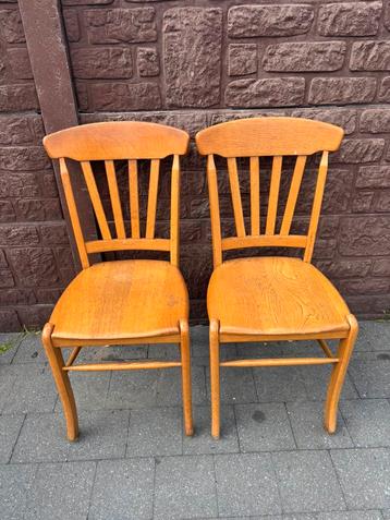 Twee houten stoelen nog goede staat mag weg 10€ beschikbaar voor biedingen