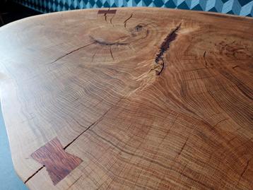 Eiken salontafel met rode strikken, afmeting 110x67x45. beschikbaar voor biedingen