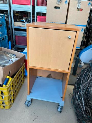 Kastje op wieltjes beschikbaar voor biedingen
